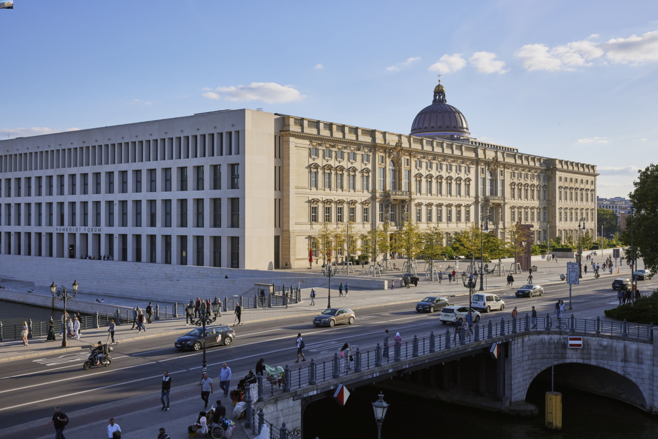 Blick auf die Nord- und Ostfassade des Humboldt Forums