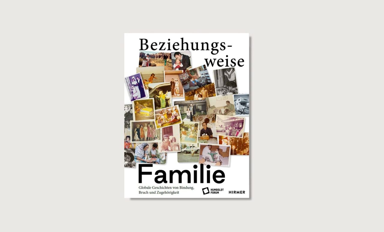 Plakat mit dem Titel "Beziehungsweise Familie", umgeben von diversen Familienfotos.
