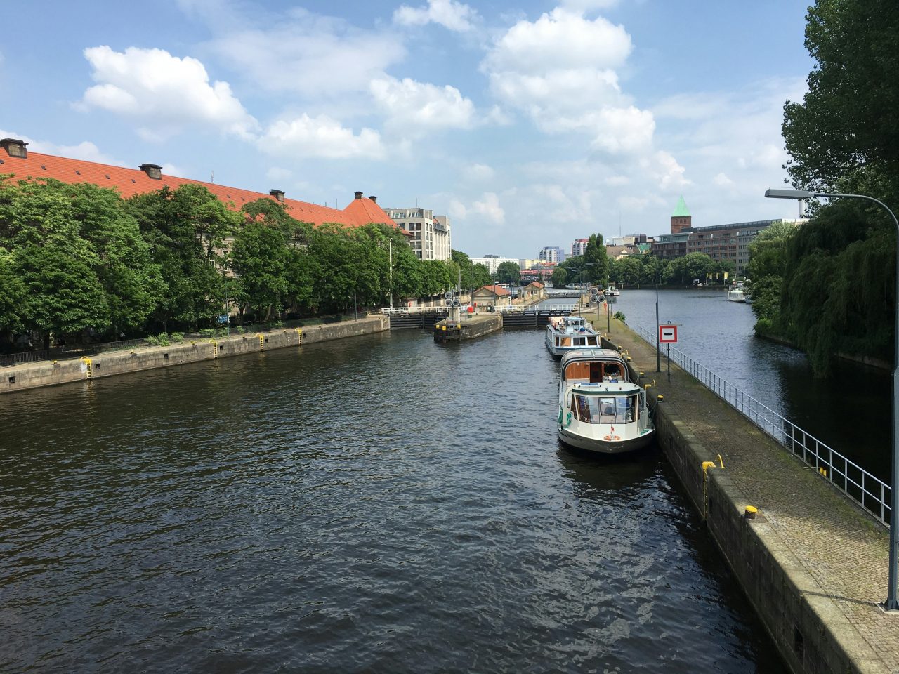 View from the Mühlendamm Bridge on ships in front of the Mühlendamm Lock