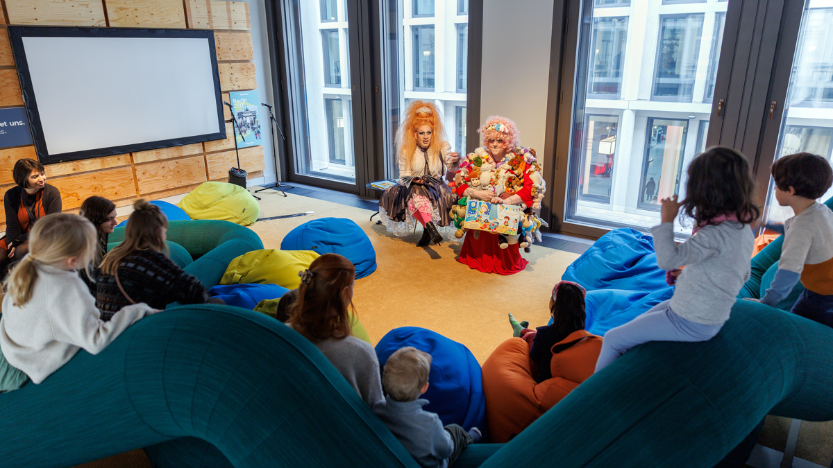 Drag performers reading in the BERLIN GLOBAL lounge