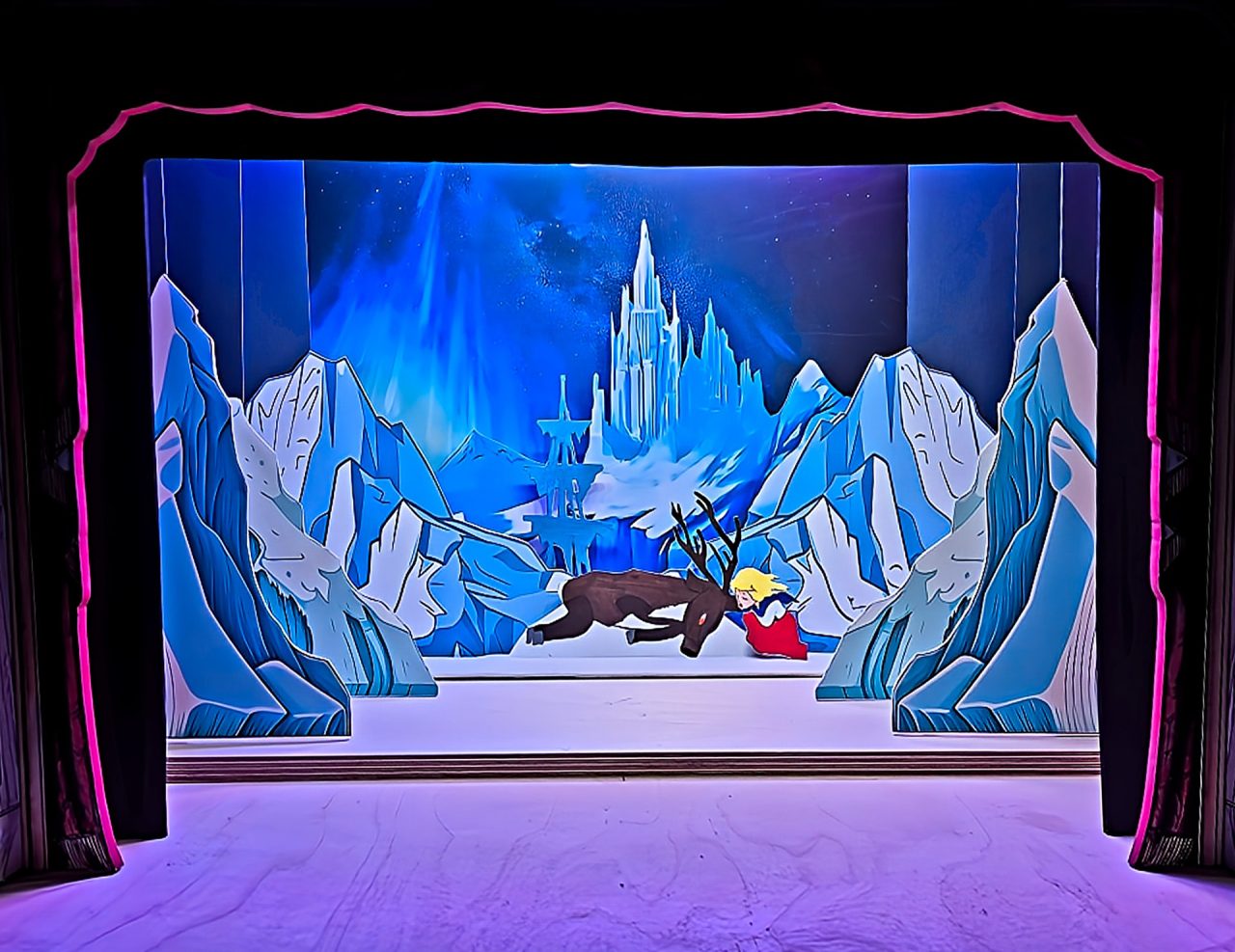 Bühnenbild mit Eisbergen, einer Prinzessin und einem Rentier in einer winterlichen Landschaft.