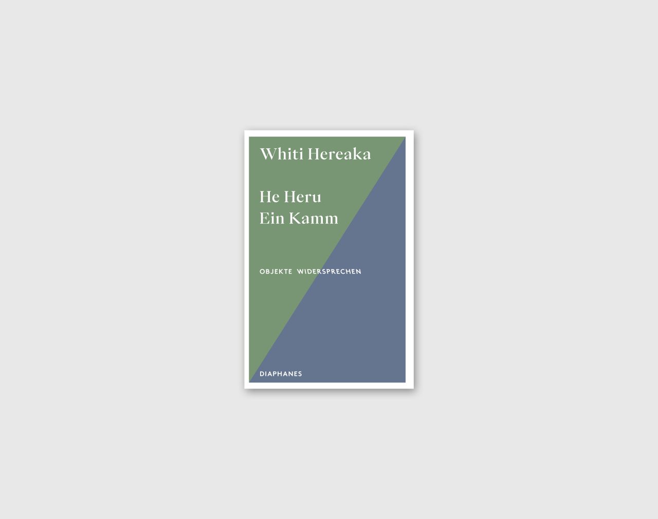 Buchcover mit dem Titel "He Heru Ein Kamm" von Whiti Hereaka in grünen und blauen Farbtönen.