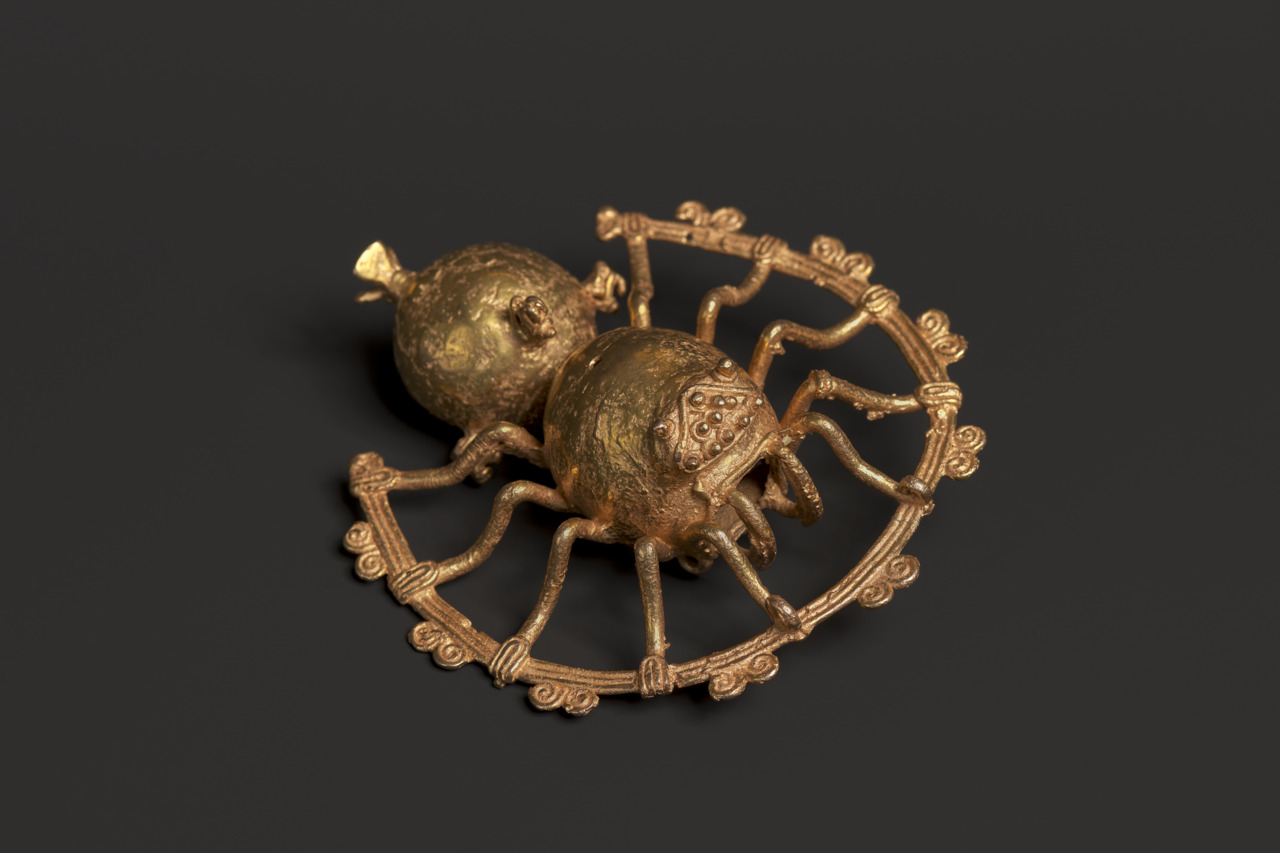 Bronzeskulptur eines Insekts mit filigranen Details und dekorativem Rahmen.