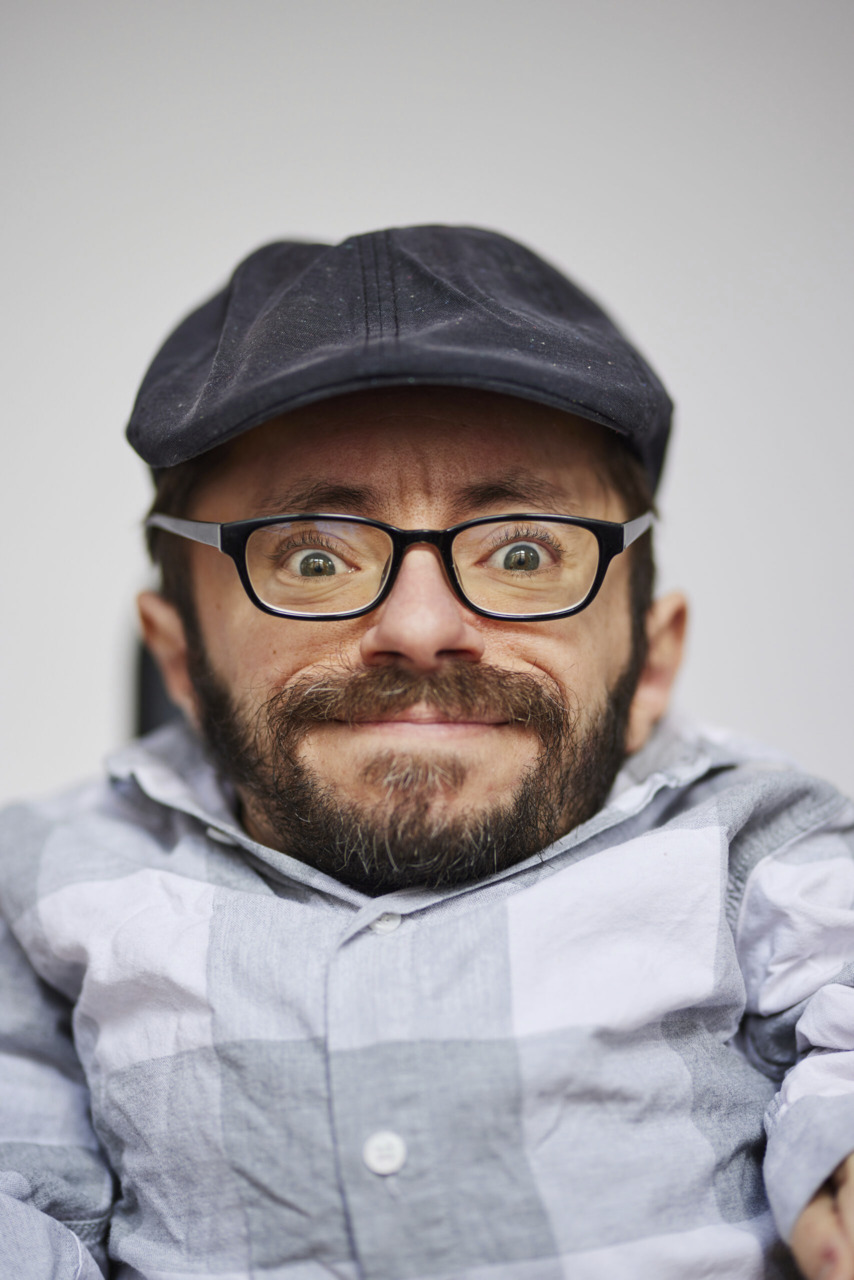 Portrait Raul Krauthausen against a neutral background.